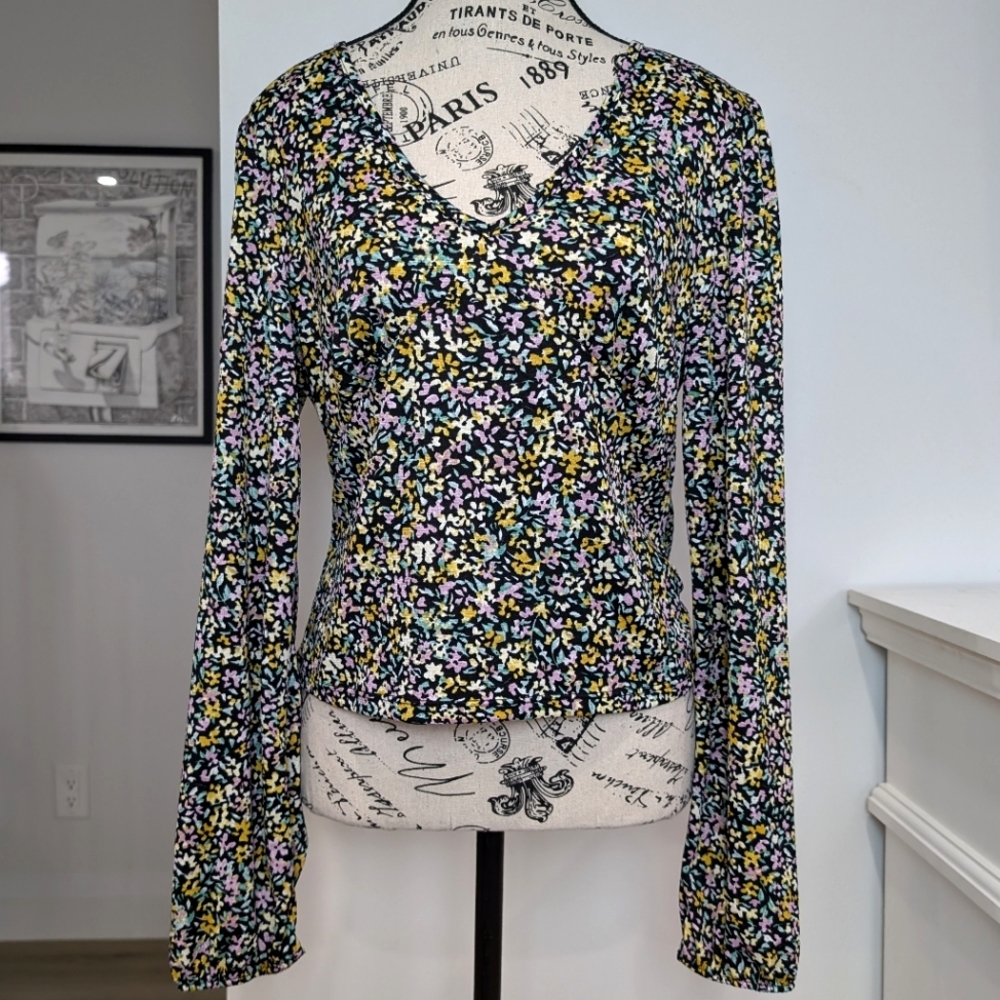 SUZY SHIER | Women's Multicolor Floral V-Neck Long Sleeved Relaxed Fit Top